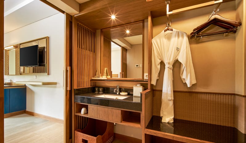 New Premiere Ocean View - Wardrobe